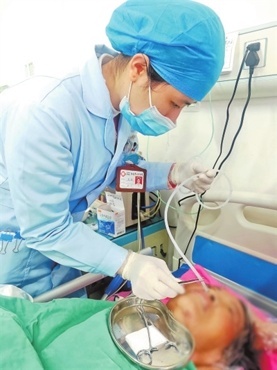 覃塘区东龙中心卫生院护士韦双为术前患者留置胃管