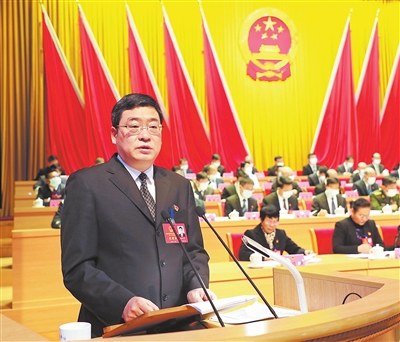 代理市长朱会东代表市人民政府向大会作政府工作报告.